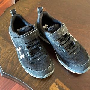 Under Armour kids shoes 👟 size 2 and 3